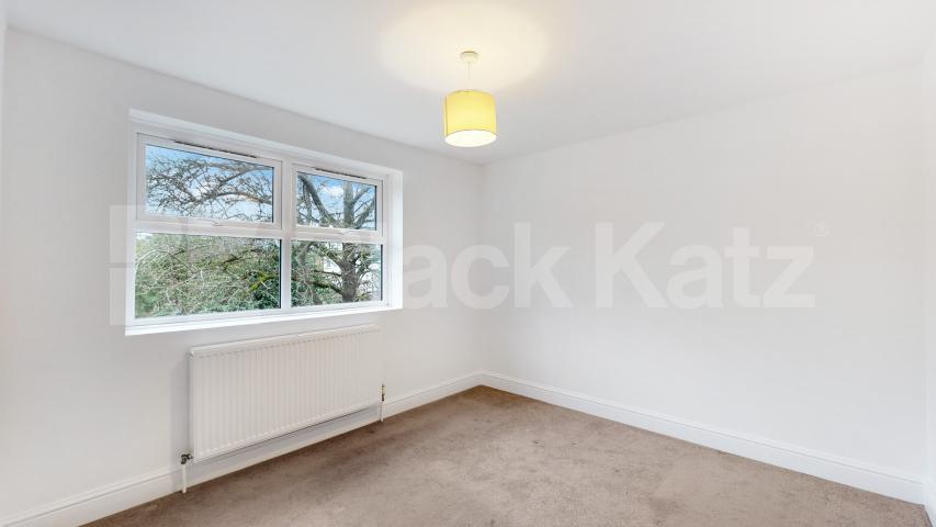 Two Bedroom First Floor Flat in Conversion, New Barnet, mins to tube & shops! Bulwer Road, New Barnet